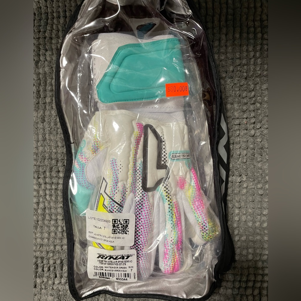Soccer gloves